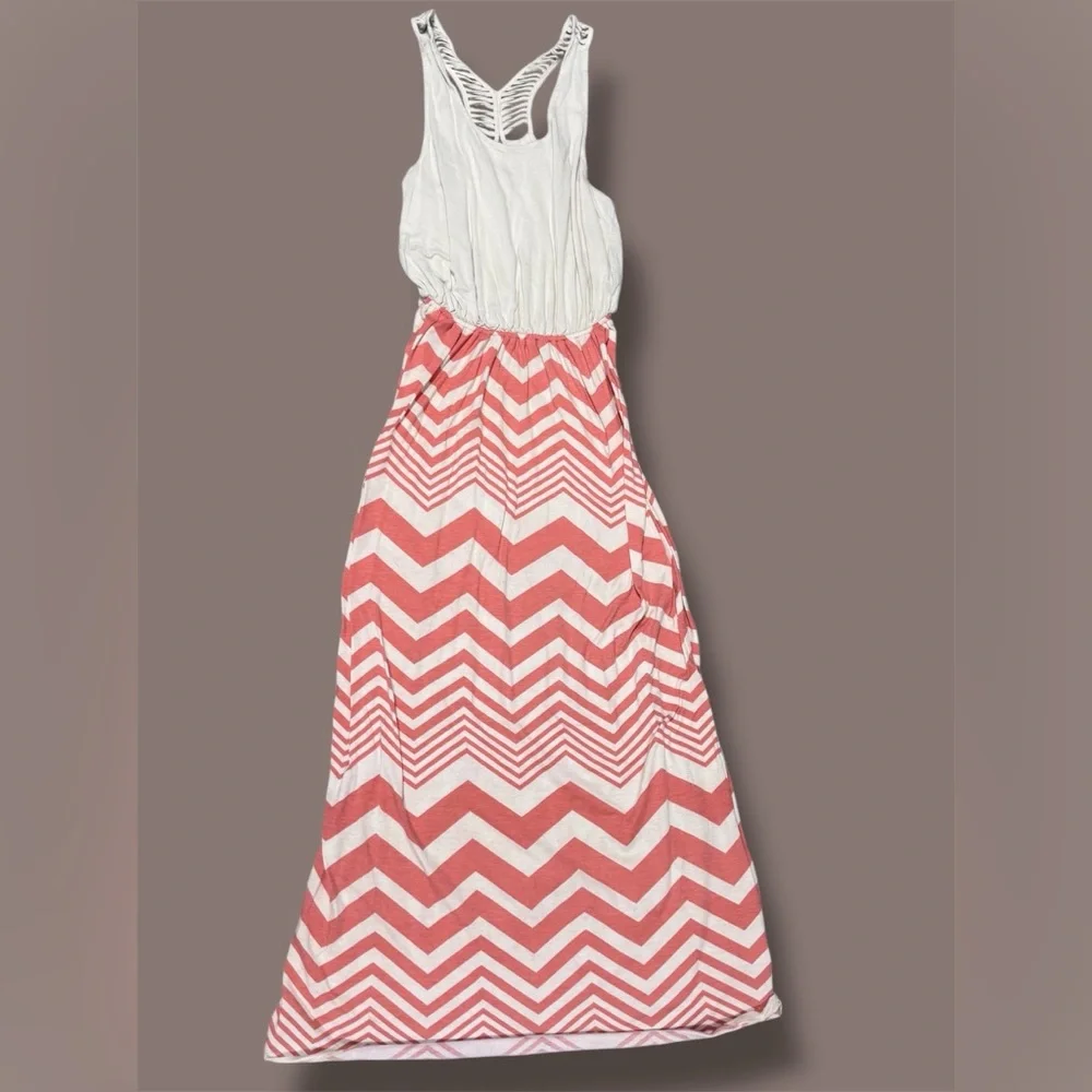 Chevron Patterned Maxi Dress in Coral and White - Picture 3 of 5